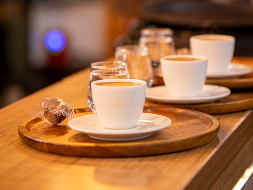 Kaffekopper på en kafé