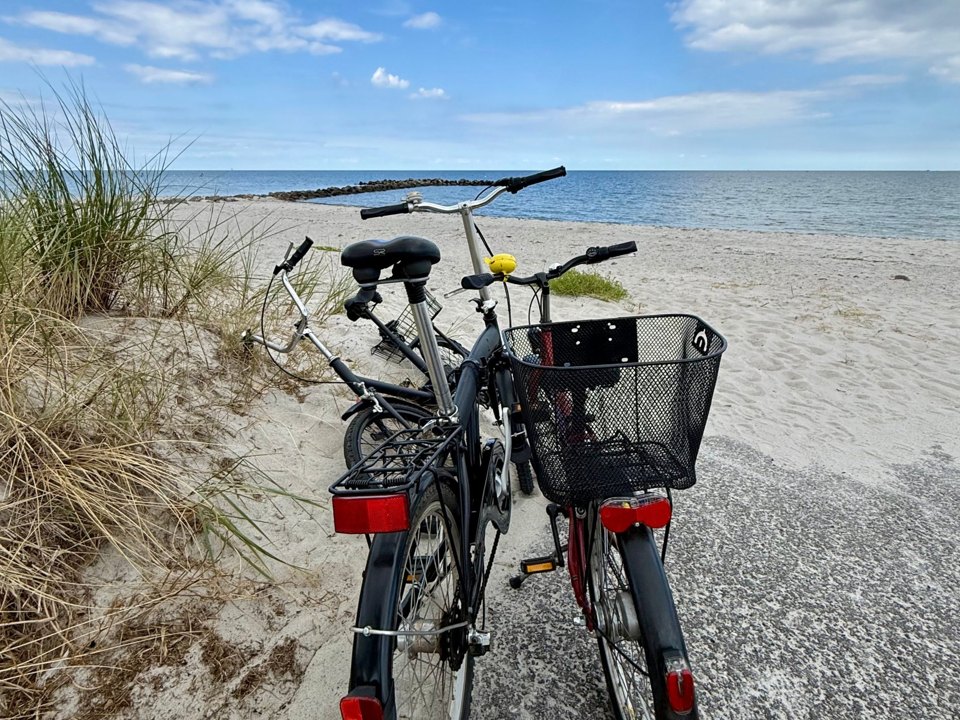 To sykler ved stranden
